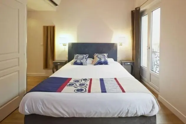 Premium Tek Büyük veya İki Ayrı Yataklı Oda (upon availability)