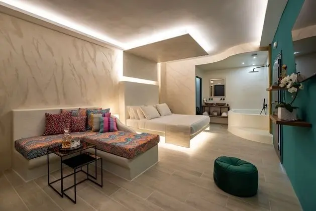 Saint Suite with indoor Jacuzzi bathtub