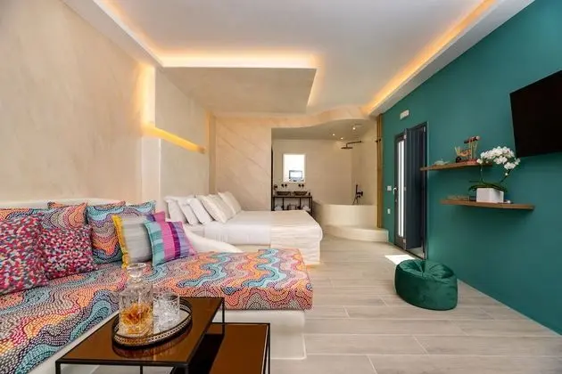 Saint Suite with indoor Jacuzzi bathtub