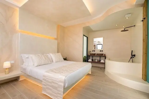 Saint Suite with indoor Jacuzzi bathtub