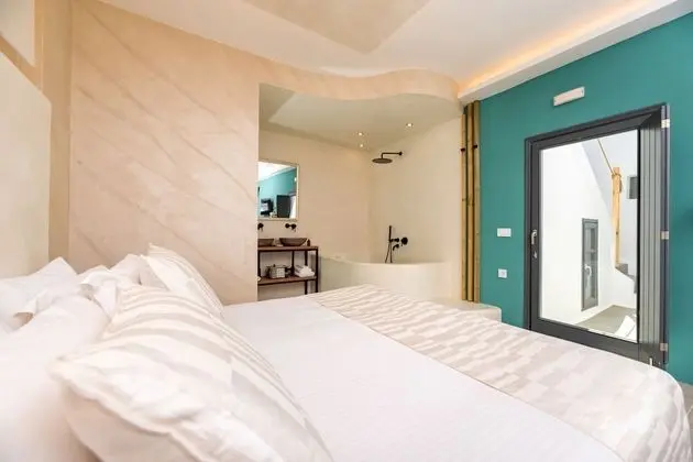 Saint Suite with indoor Jacuzzi bathtub