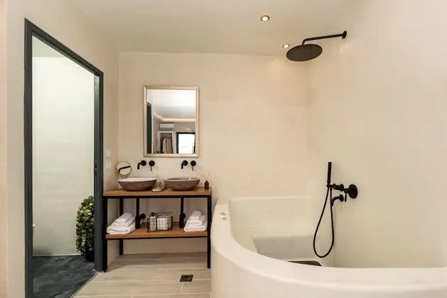 Saint Suite with indoor Jacuzzi bathtub