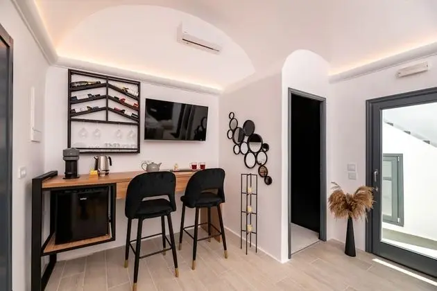 Sinner Suite with indoor Jacuzzi Bathtub