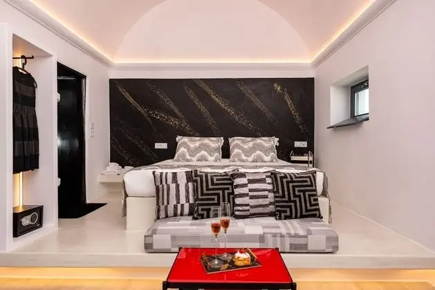 Sinner Suite with indoor Jacuzzi Bathtub