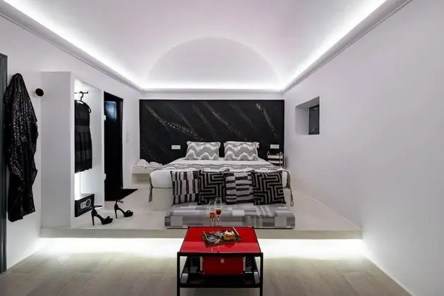 Sinner Suite with indoor Jacuzzi Bathtub