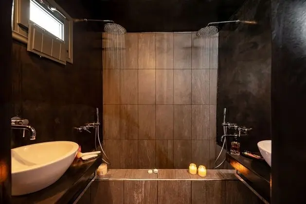 Sinner Suite with indoor Jacuzzi Bathtub