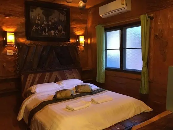 Ev (Log House)