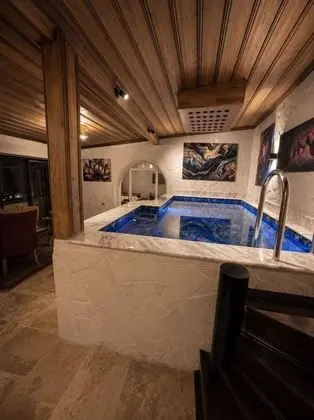 Özel Havuzlu Suit, Şehir Manzaralı, Jakuzili ve Balkonlu