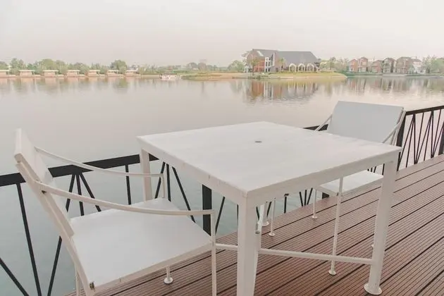 Deluxe Lakeside