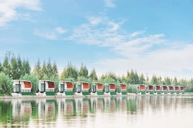 Deluxe Lakeside