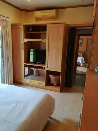 Queen Bed Garden View
