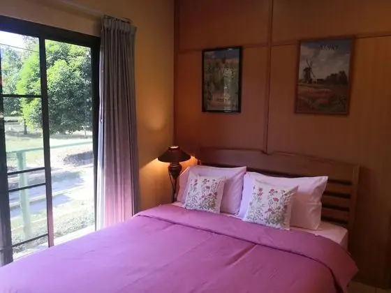 Queen Bed Garden View
