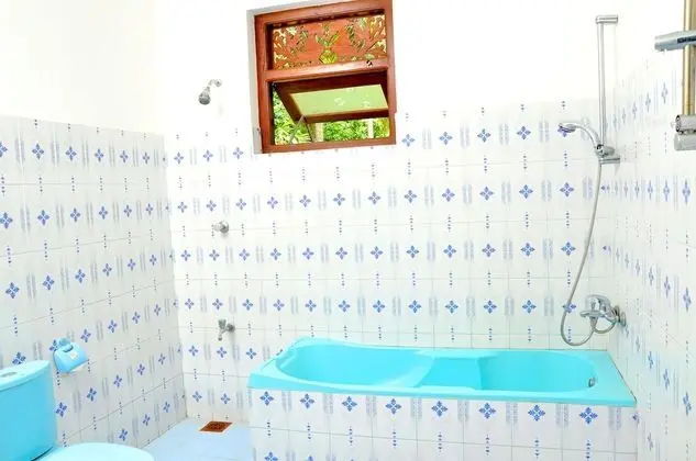 Deluxe Tek Büyük Yataklı Oda, Balkon, Bahçe Manzaralı