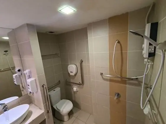 Deluxe Queen Room With Window