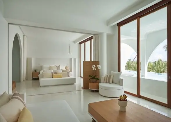 Oceanfront 1 Bedroom Pool Suite