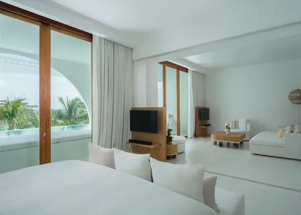 Oceanfront 1 Bedroom Pool Suite