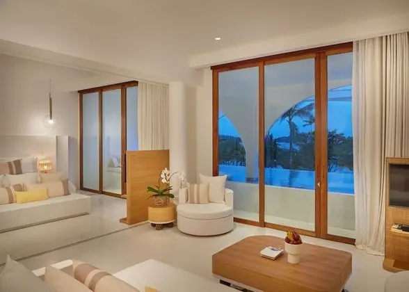 Oceanfront 1 Bedroom Pool Suite