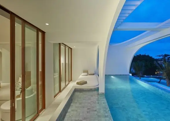 Oceanfront 1 Bedroom Pool Suite