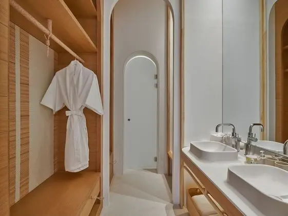Oceanfront 1 Bedroom Pool Suite