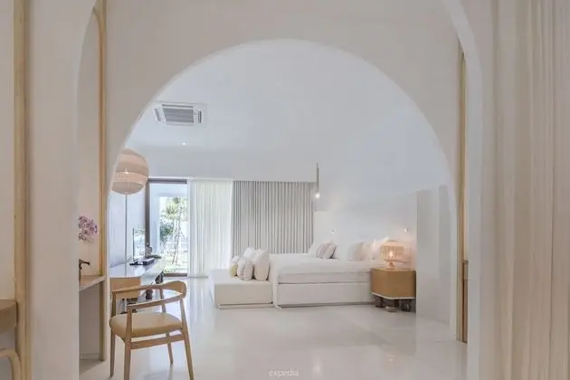 Oceanfront Garden Pool Suite