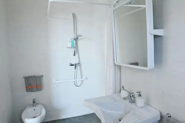 Tek Büyük Yataklı Oda, Engellilere Uygun, Banyolu/Duşlu