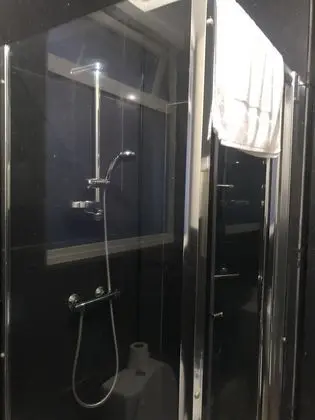 Tek Büyük Yataklı Oda (Private Shower)