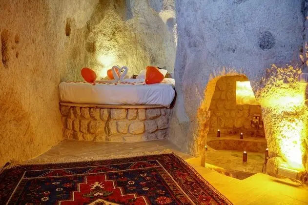 Deluxe Cave Suit, Havuzlu