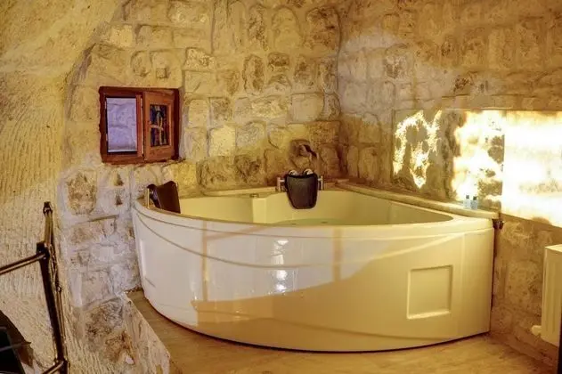 King Cave Suite, Jakuzili