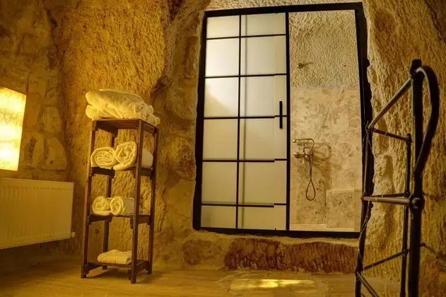 King Cave Suite, Jakuzili