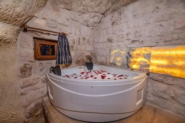 King Cave Suite, Jakuzili