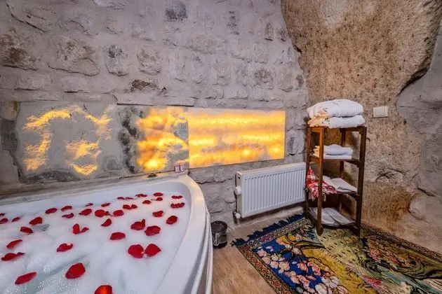 King Cave Suite, Jakuzili