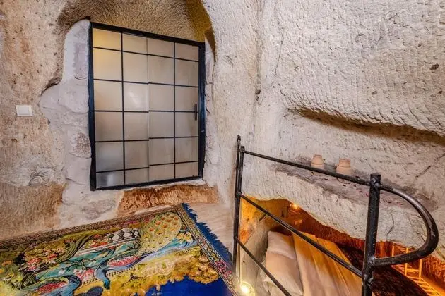 King Cave Suite, Jakuzili