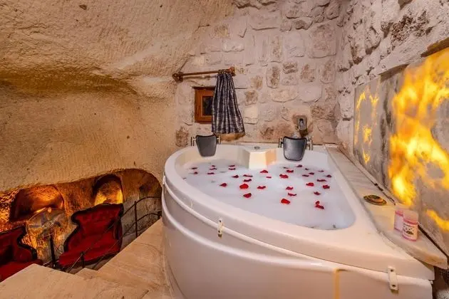 King Cave Suite, Jakuzili