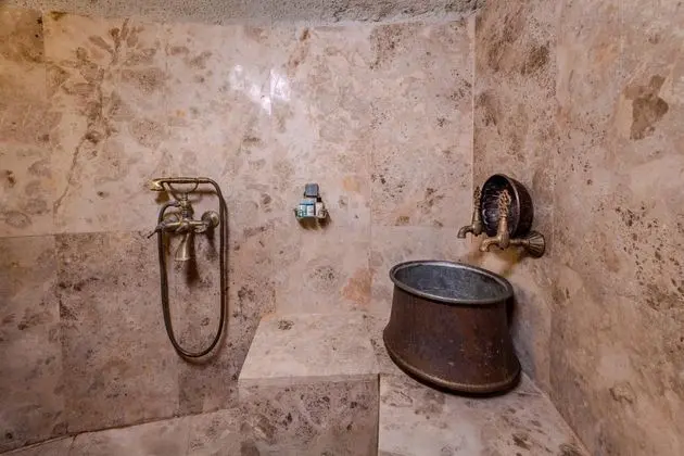 King Cave Suite, Jakuzili