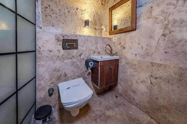 King Cave Suite, Jakuzili