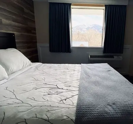 Tek Büyük Yataklı Oda, 2 Büyük (Queen) Boy Yatak, Dağ Manzaralı