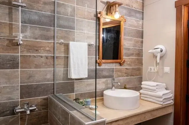 Standart Üç Kişilik Oda, Avlu Manzaralı