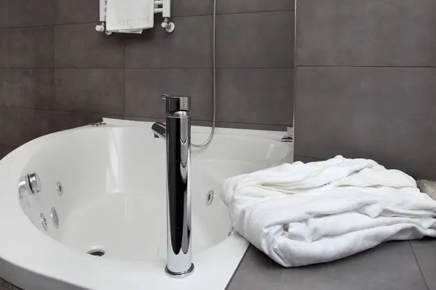 Süit, Sıcak Su Havuzu