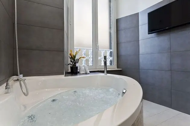 Süit, Sıcak Su Havuzu