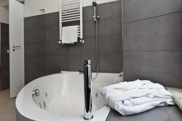 Süit, Sıcak Su Havuzu