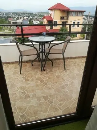 Üç Kişilik Oda, Balkon