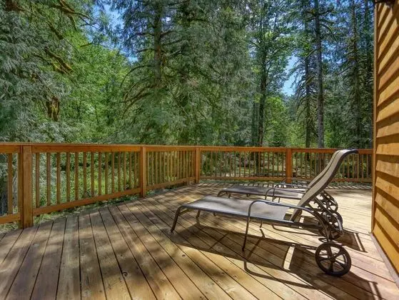 Kulübe, Birden Çok Yatak (Salmon River Chalet)