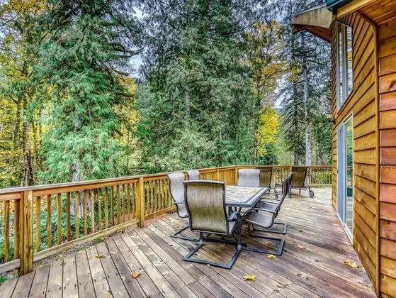 Kulübe, Birden Çok Yatak (Salmon River Chalet)