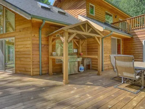 Kulübe, Birden Çok Yatak (Salmon River Chalet)