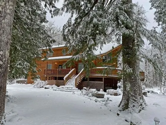 Kulübe, Birden Çok Yatak (Salmon River Chalet)