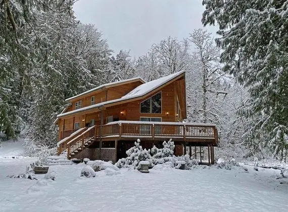 Kulübe, Birden Çok Yatak (Salmon River Chalet)