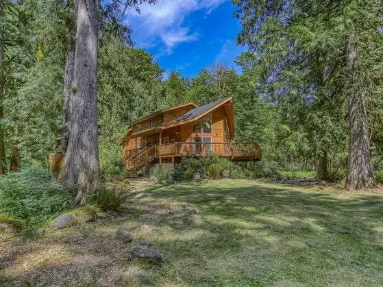 Kulübe, Birden Çok Yatak (Salmon River Chalet)