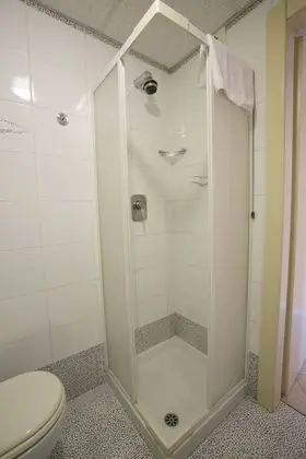 Büyük Yataklı Tek Kişilik Oda