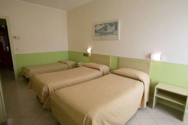 Üç Kişilik Oda, Deniz Manzaralı