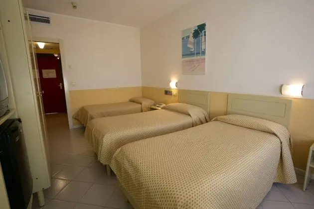 Üç Kişilik Oda, Deniz Manzaralı